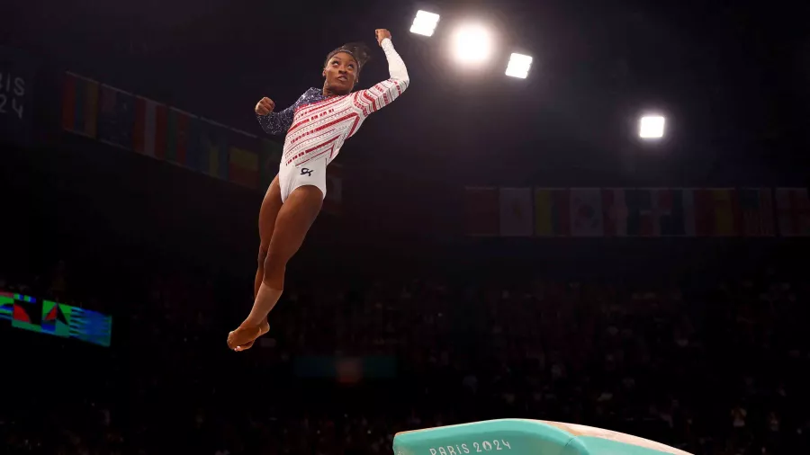 Simone Biles lideró a Estados Unidos hacia su primer oro