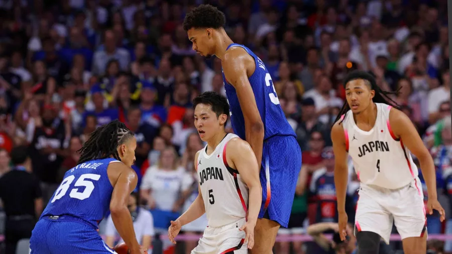 Cuando el basquetbolista más alto se enfrentó al más bajo en París 2024