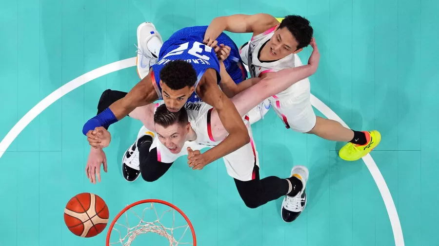 Cuando el basquetbolista más alto se enfrentó al más bajo en París 2024