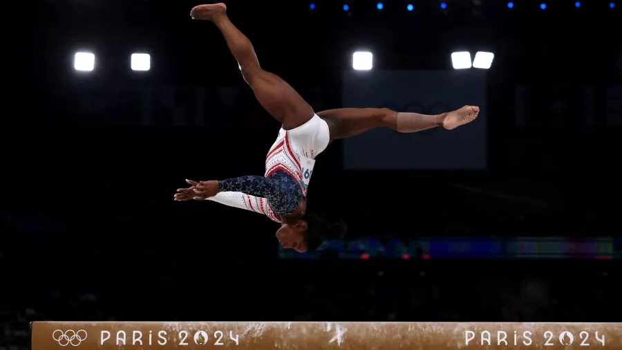 Simone Biles lideró a Estados Unidos hacia su primer oro