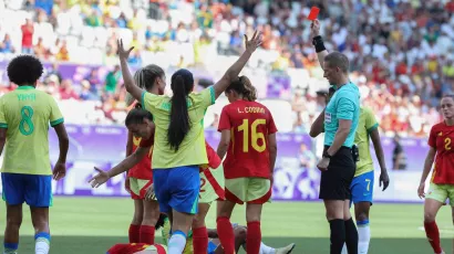 El central no dudó en sacar la tarjeta roja.