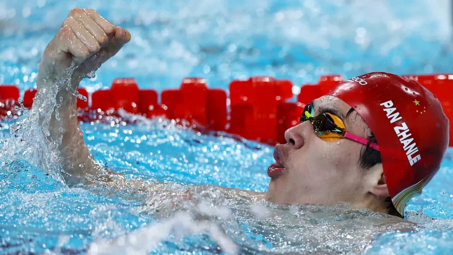 Además pulverizó el récord olímpico que le pertenecía al estadounidense Caeleb Dressel (47.02).