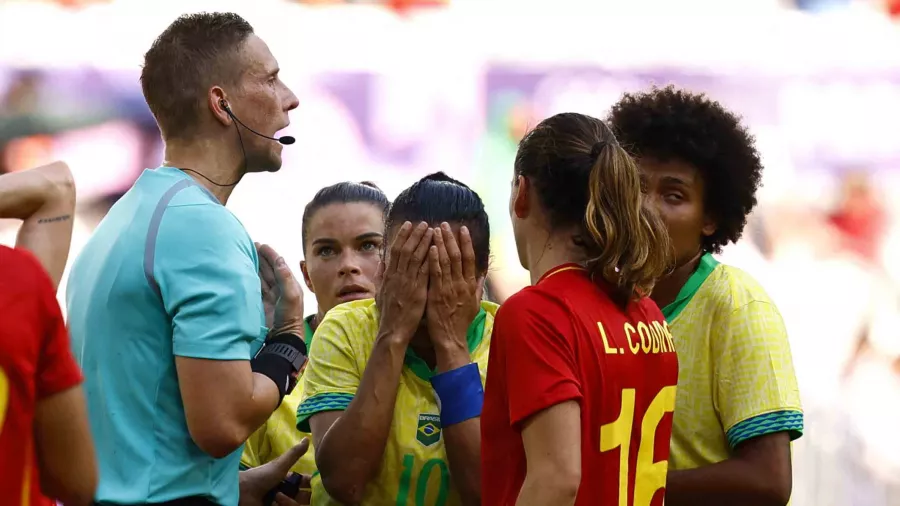 Pero no hubo marcha atrás, se fue de la cancha y dejó a su equipo con 10 jugadoras al borde de la eliminación.