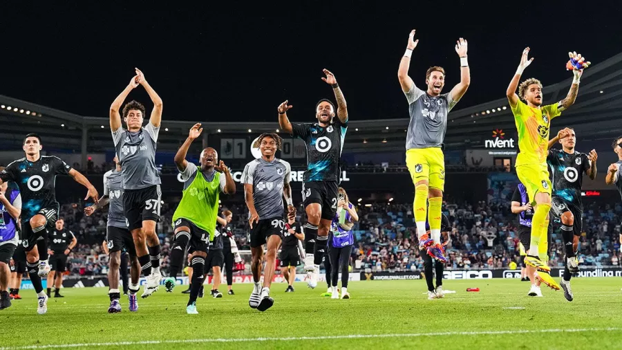 El equipo local celebró en grande su victoria gracias al gol de penal de Robin Lod al 10'.