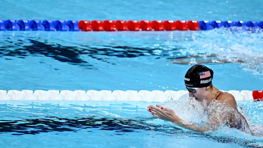 Kate Douglass conquista los 200 metros pecho