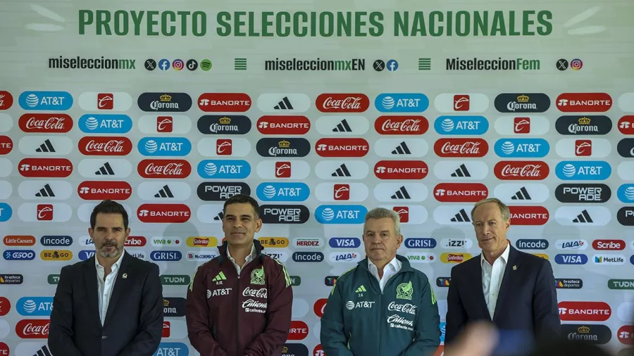 Duilio Davino, Márquez, Aguirre y Sisniega en conferencia de prensa.