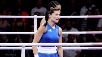 La italiana Angela Carini se retiró a los 43 segundos de la pelea.