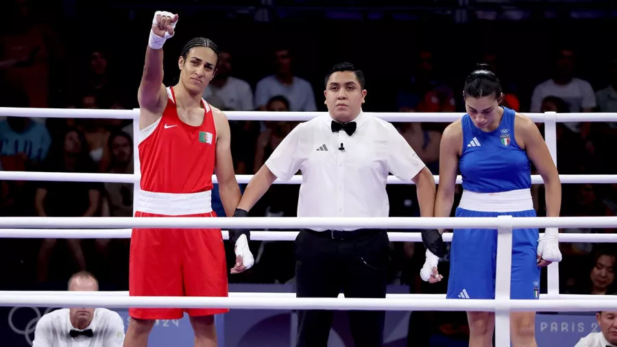 La boxedora gritaba "injusticia" mientras el referee levantaba el puño de la ganadora.