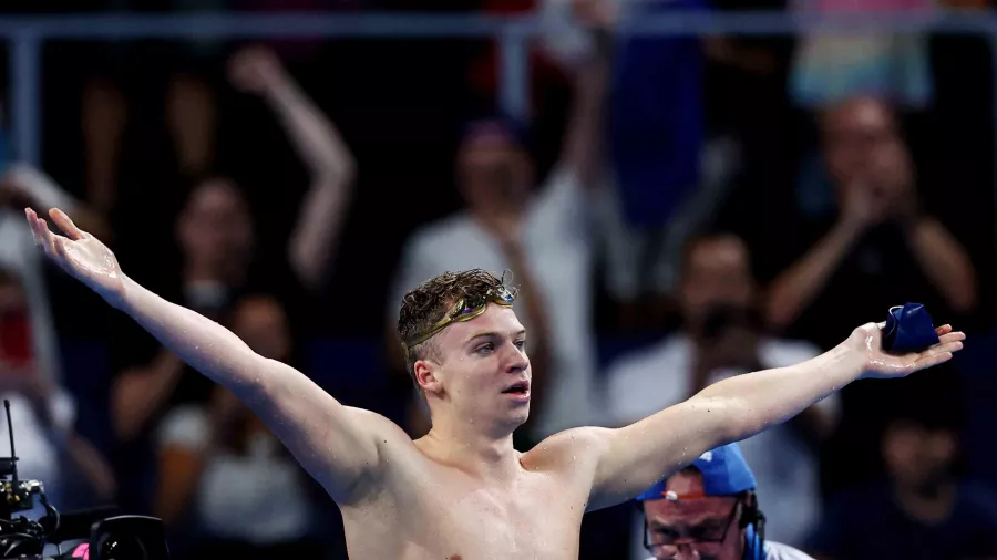 Léon Marchand se cuelga su cuarto oro en París 2024