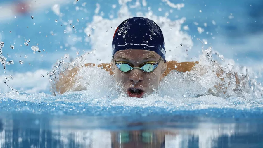 Léon Marchand se cuelga su cuarto oro en París 2024