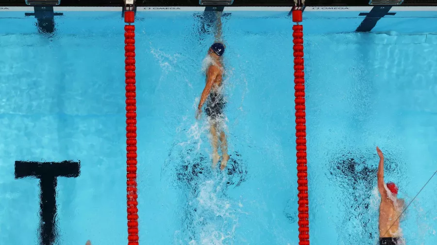 Léon Marchand se cuelga su cuarto oro en París 2024