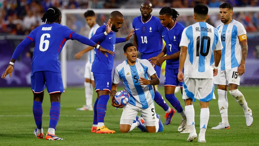 Así se vive el partido en el Estadio Stade Matmut-Atlantique de Burdeos.