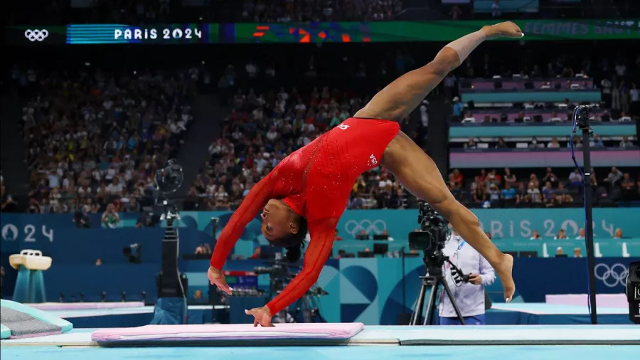 La estadounidense abrió la final de salto con un Biles II y tomó el liderato 