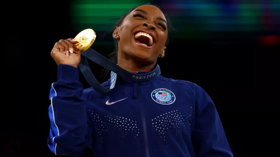 Biles se colgó la tercera medalla de oro en París 2024 tras ganar la competencia por equipos y el all around 