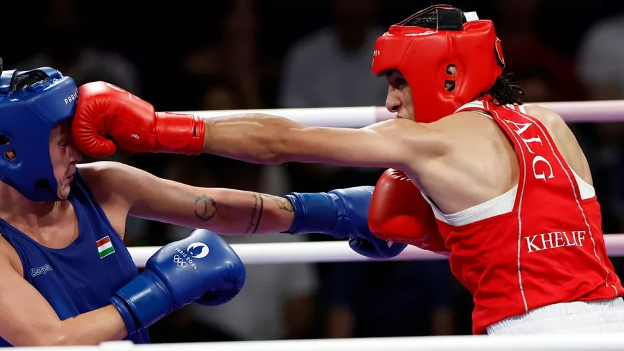 Pese a las quejas por su participación en el boxeo femenil, la mujer venció a la húngara Luca Hamori y avanzó a semifinales.