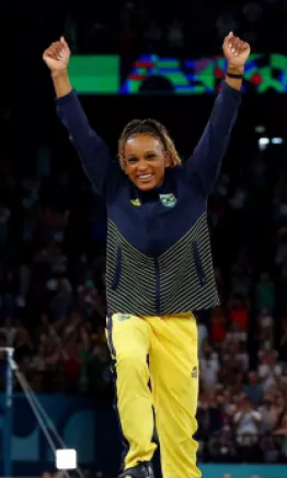 Rebeca Andrade supera a Simone Biles en piso y se cuelga el oro