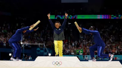 Rebeca Andrade supera a Simone Biles en piso y se cuelga el oro