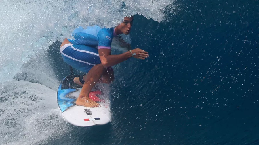 El francés Kauli Vaast se coronó rey del surf olímpico