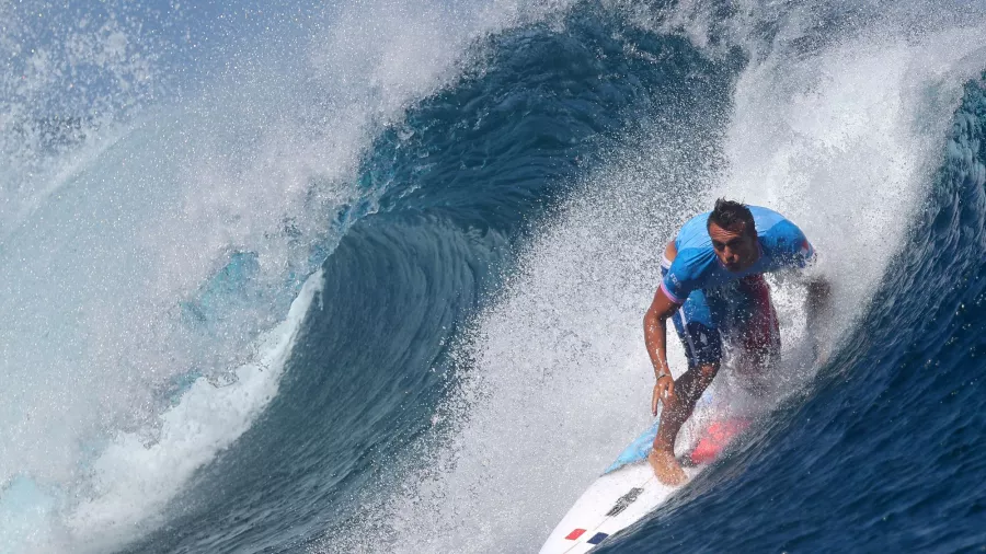 El francés Kauli Vaast se coronó rey del surf olímpico