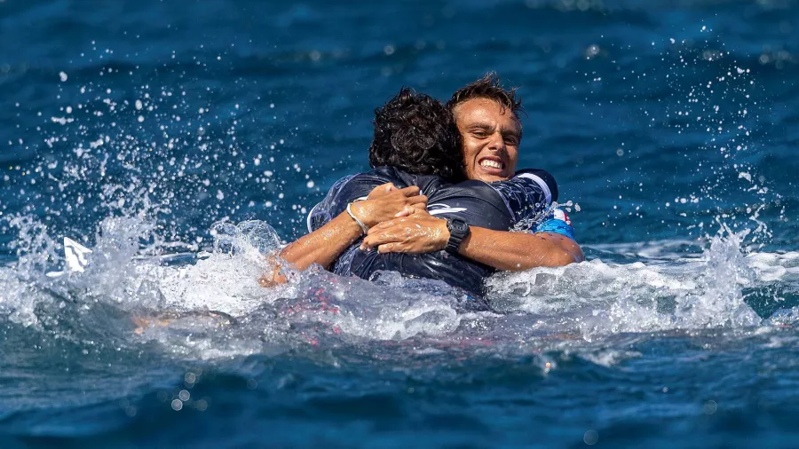 El francés Kauli Vaast se coronó rey del surf olímpico