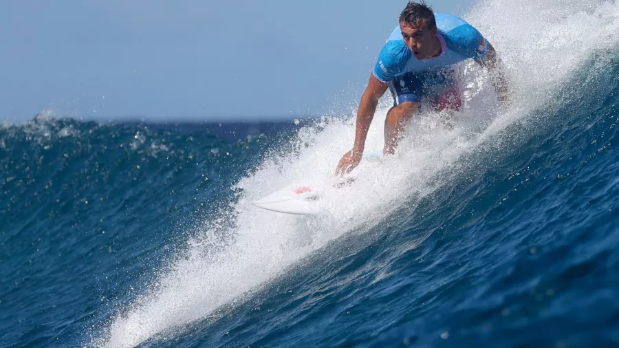 El francés Kauli Vaast se coronó rey del surf olímpico