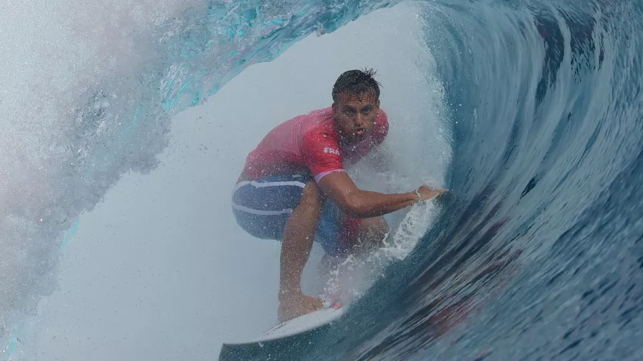 El francés Kauli Vaast se coronó rey del surf olímpico