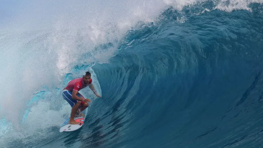 El francés Kauli Vaast se coronó rey del surf olímpico