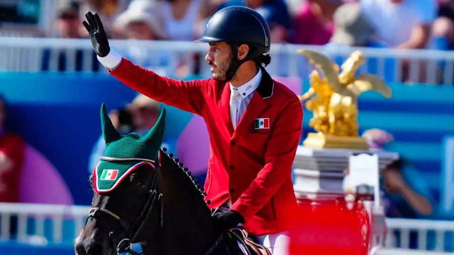 Andrés Azcárraga, eliminado de la final de salto tras caer de su caballo