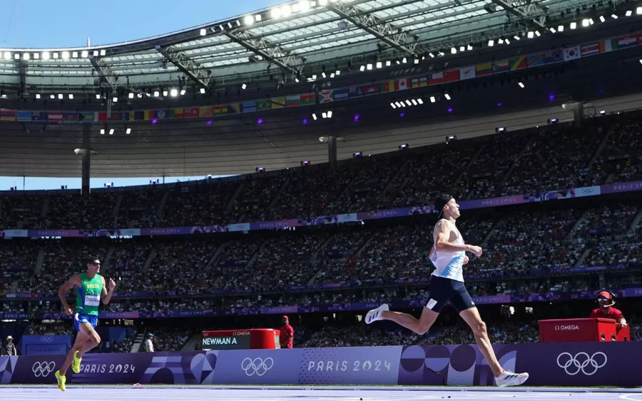 El atleta argentino que corrió con gorra en la pista de París 2024