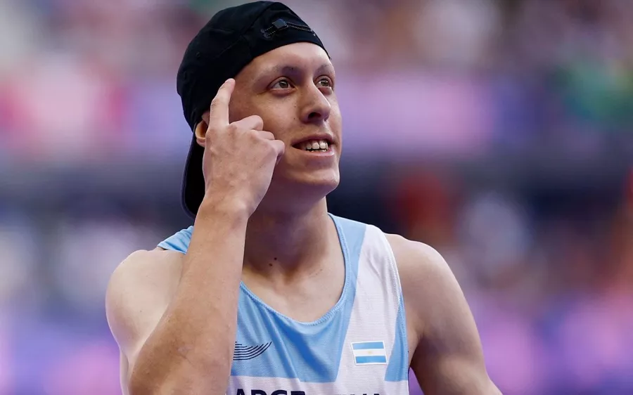 El atleta argentino que corrió con gorra en la pista de París 2024