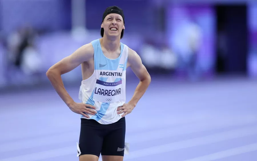 El atleta argentino que corrió con gorra en la pista de París 2024