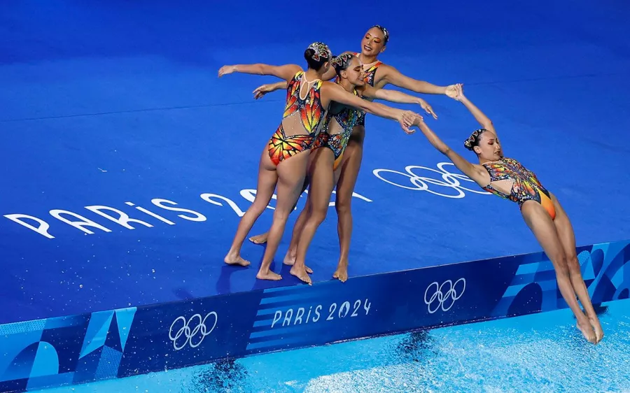 Espectacular el traje y mejor la rutina de las 'sirenas mexicanas'