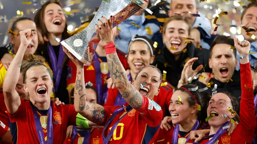 En la división femenil, La Roja ganó la Europeo sub-19, el Mundial (mayor, sub-20 y sub-17), la Liga de Naciones y hasta la Champions League (Barcelona).