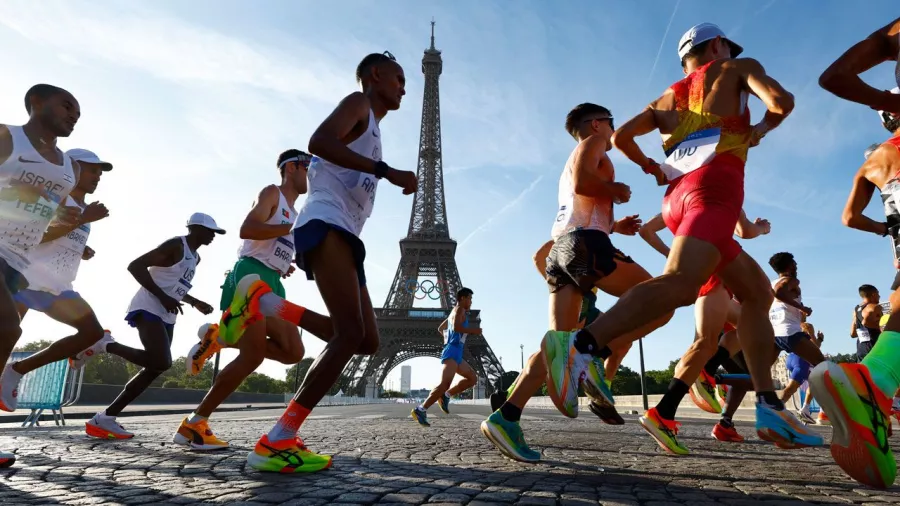 La postal con los corredores y la Torre Eiffel de fondo