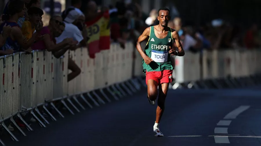 El etíope rompió el récord de 2:06:32 que logró Samuel Wanjiru en Beijing 2008