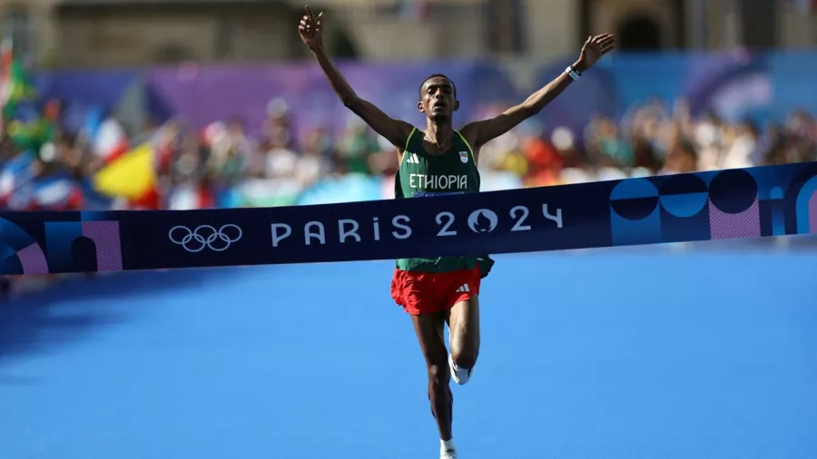 Tamirat Tola ganó el maratón de París 2024 con récord olímpico