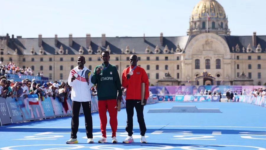 Tamirat Tola superó a Abdi Bashir y a Benson Kipruto con tiempo de 2:06.26 (OR)