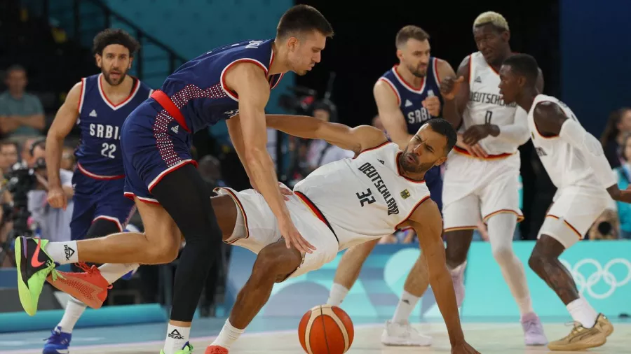 Serbia bronce en básquetbol con triple doble de Nikola Jovic