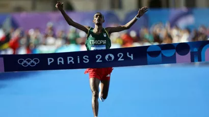 Tamirat Tola ganó el maratón de París 2024 con récord olímpico