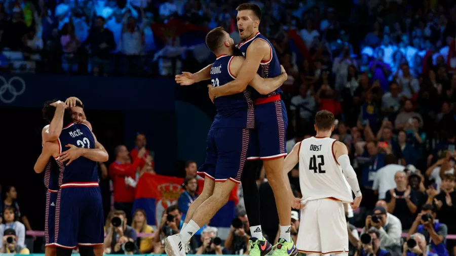 Serbia bronce en básquetbol con triple doble de Nikola Jovic