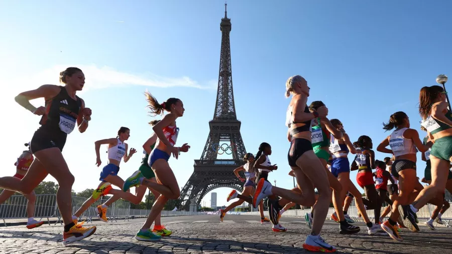 La foto del recuerdo para las corredoras al pie de la Torre Eiffel 