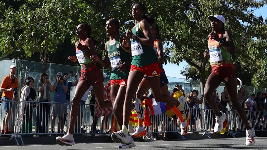 La neerlandesa estuvo siempre en el primer pelotón y marcó ritmo cercano de 17 minutos por cada 5 kilómetros 