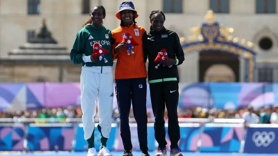 Tigst Asseffa terminó con un tiempo de 2:22:58 y se colgó la medalla de plata