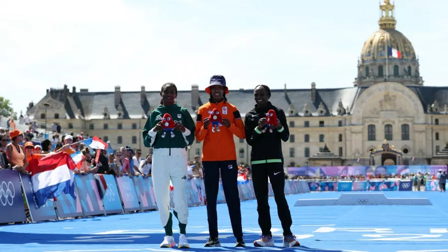 La keniata Hellen Obiri finalizó en la tercera posición parando el reloj en 2:23:10