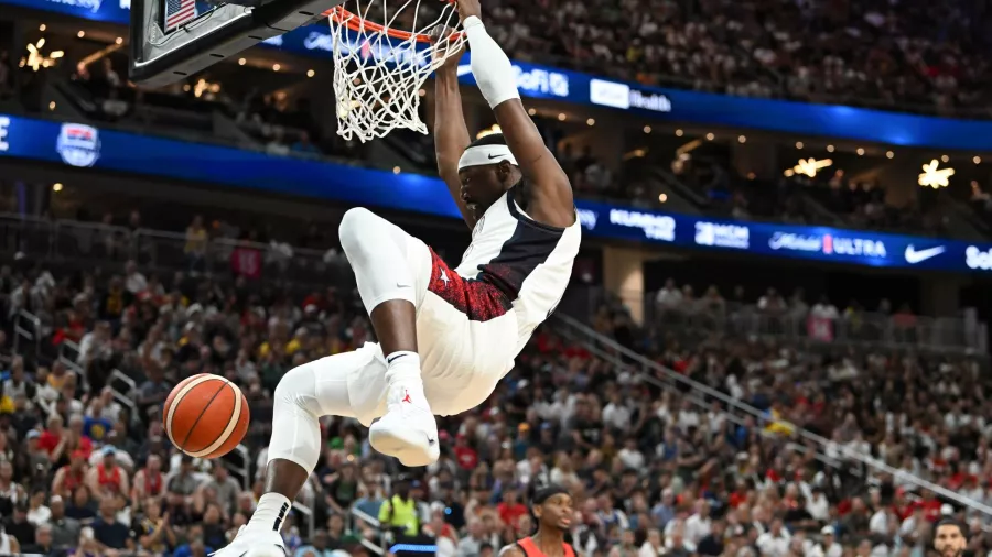 Bam Adebayo se lució en la defensiva y en la recuperación de rebotes