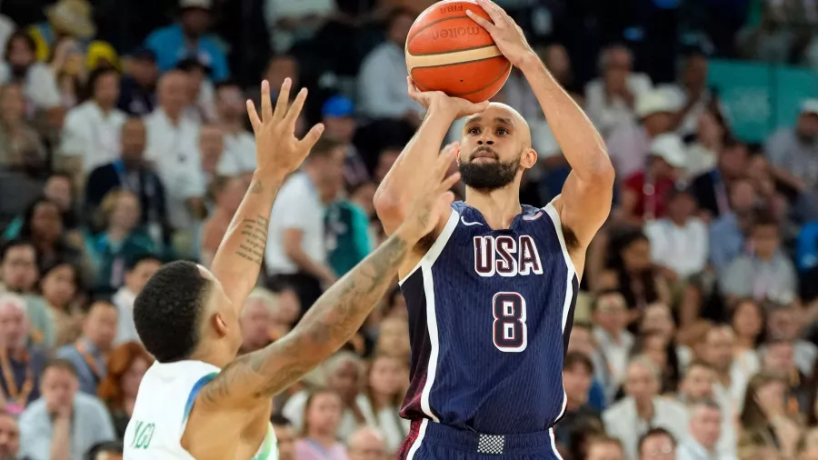 Derrick White cumplió con triples y con movilidad del balón