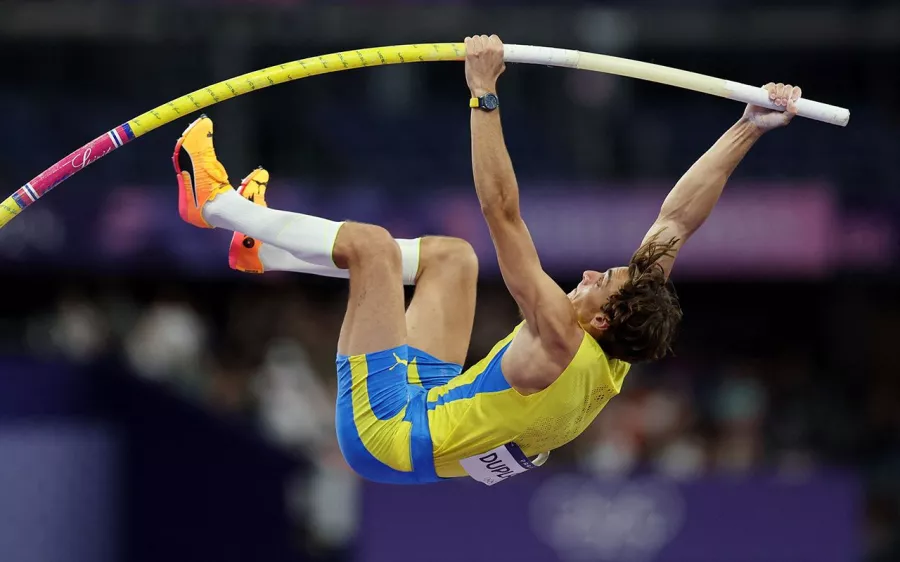 Armand Duplantis. (Suecia, salto con pértiga). Nuevo récord de altura con 6.25 metros  y medalla de oro en París 2024