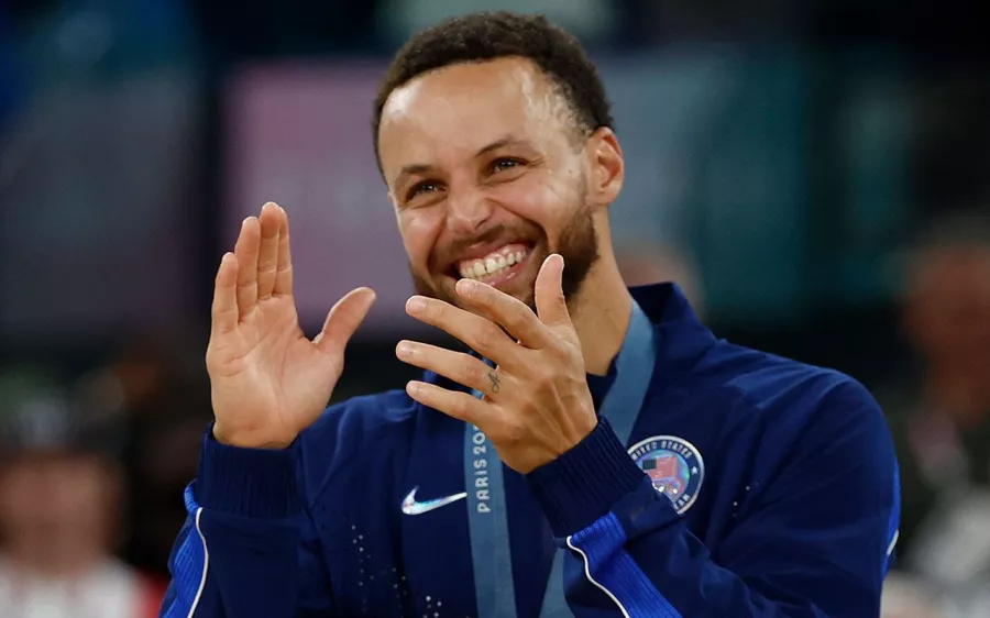 Stephen Curry (Estados Unidos. Basquetbol). Máximo anotador de Estados Unidos en la final y medalla de oro.