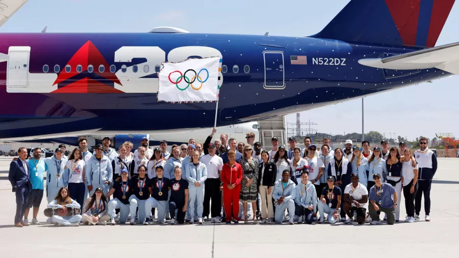 La bandera olímpica aterrizó este lunes en Los Ángeles, simbolizando la cuenta regresiva para esta ciudad que en 2028 acogerá los terceros Juegos Olímpicos de su historia.
