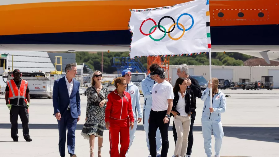 La alcaldesa de la ciudad angelina, Karen Bass, ondeó la bandera con los cinco aros olímpicos a su llegada al aeropuerto de Los Ángeles